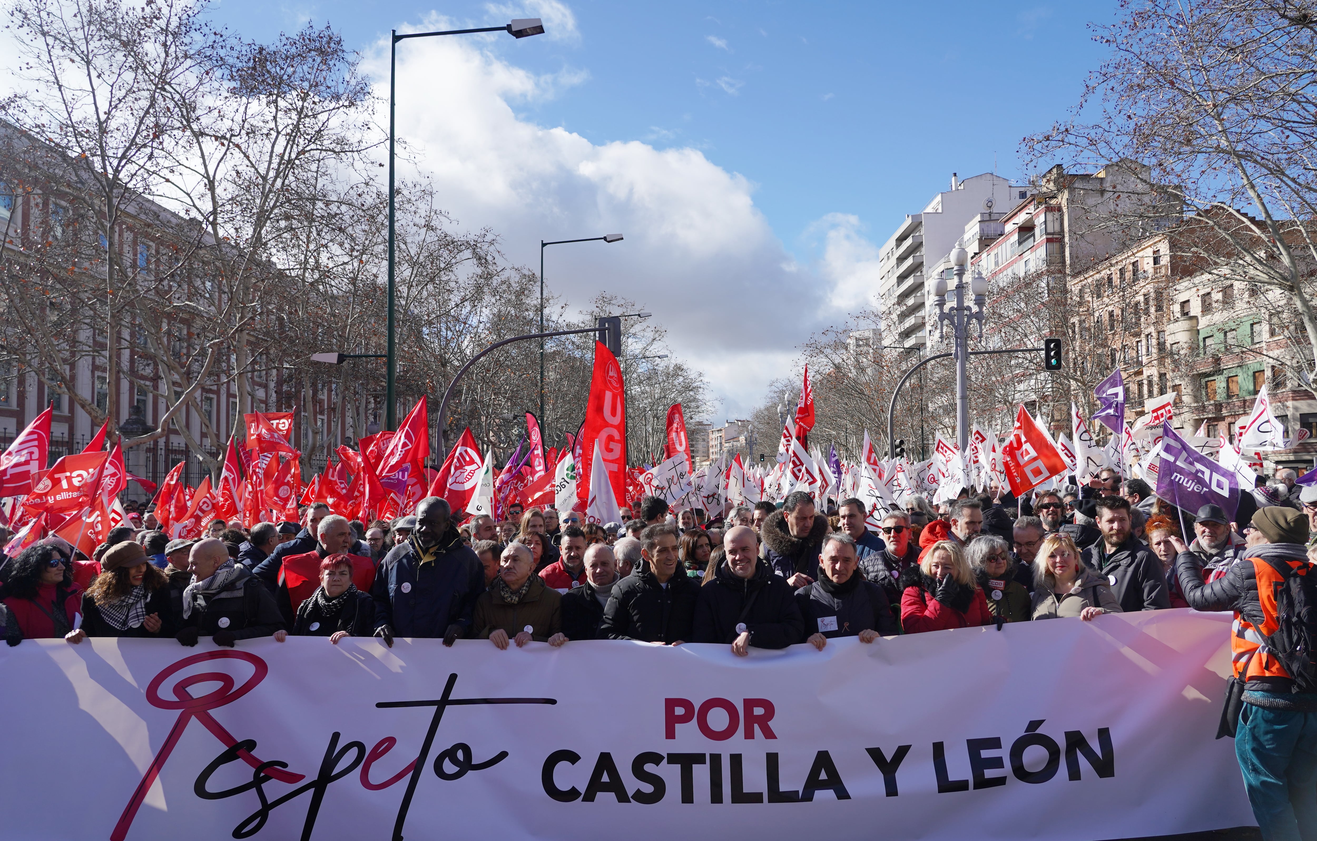 Manifestación “Por el Respeto a Castilla y León” convocada por CCOO y UGT con la adhesión de más de 120 colectivos soviales y partidos de la izquierda. Atienden a las 11.45 horas, frente a la Consejería de Sanidad.