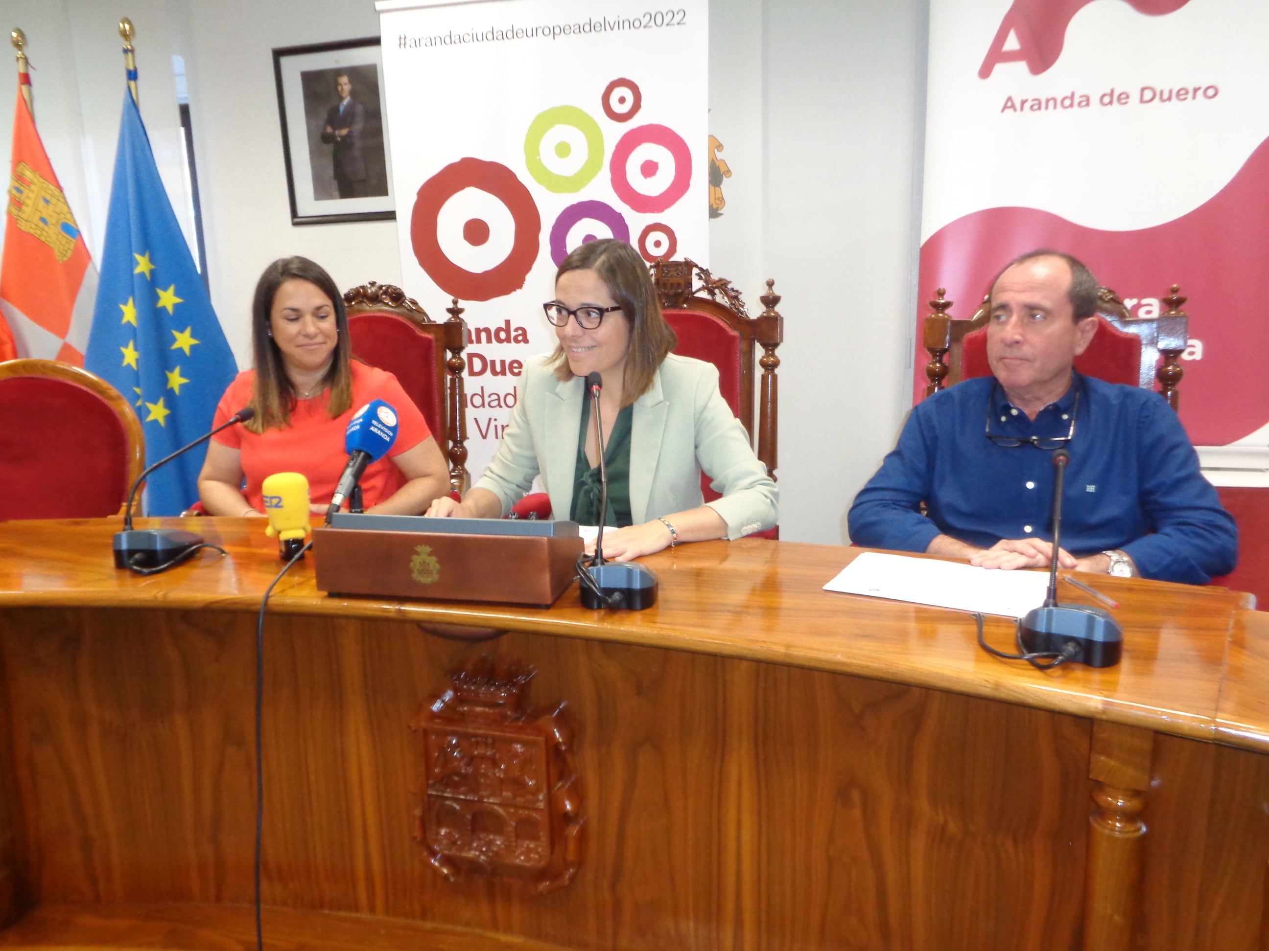 Olga Maderuelo, en el centro, concejala de Promoción, Turismo e Innovación, con Juan Carlos Prieto, jefe del área de Investigación Agrícola del ITACYL y
Yasmina Martínez, jefa de estudios CIFP San Gabriel