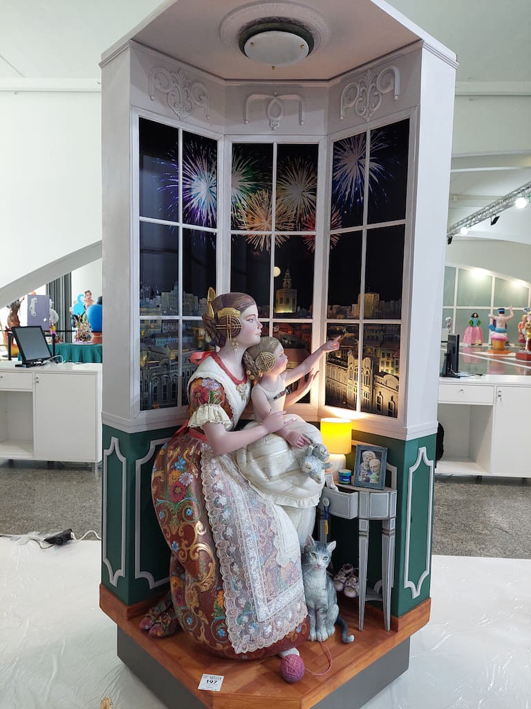 La Exposición del Ninot de las Fallas 2023 abre sus puertas con 750 figuras que rebosan diseño y sátira. Todas ellas quieren salvarse de las llamas gracias al voto popular.