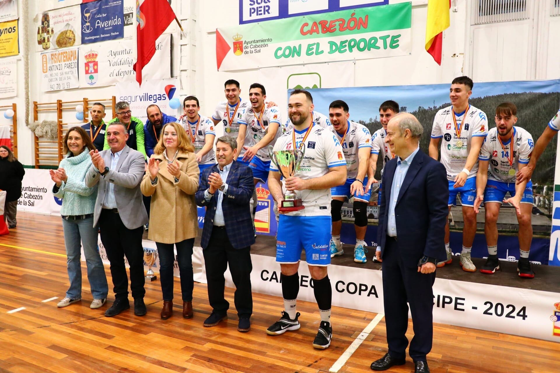 El Voley Textil Santanderina celebrando el triunfo en la Copa del Príncipe