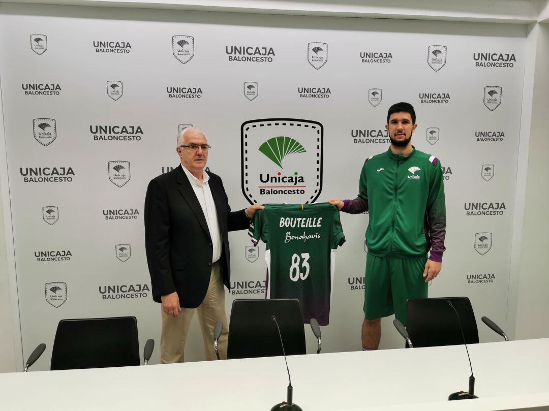 Manolo Rubia, posa con la camiseta del Unicaja junto a Bouteille en la presentación del francés