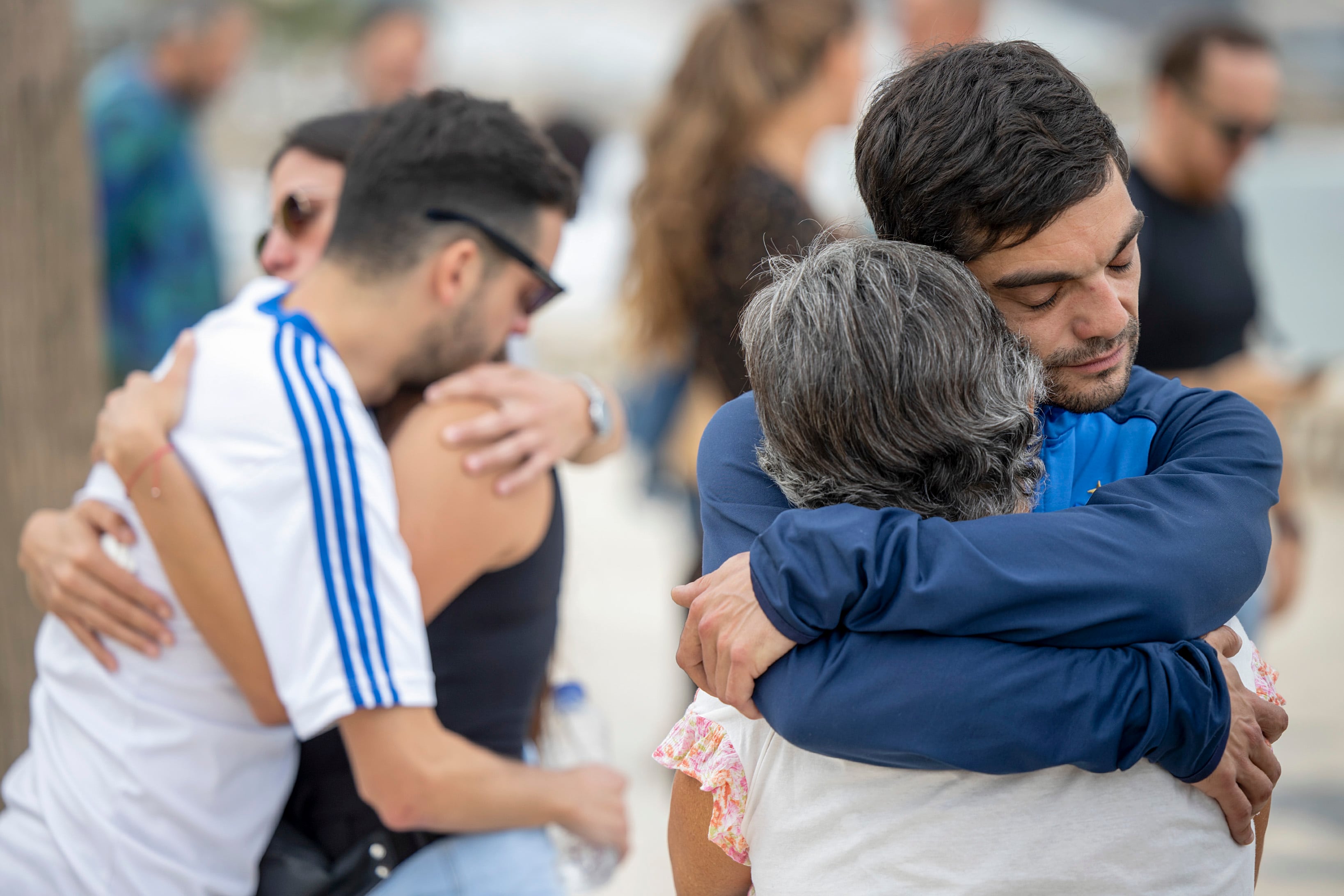 Málaga (España) 03/09/2023.- Francisco (d) y Nacho Soria (i), hermanos de Emmanuel Soria, que junto a Maximiliano Ludvickm, son los dos desaparecidos en la playa de Huelín cuando se encontraban practicando paddle surf el pasado día 27 de septiembre, se abrazan durante la concentración convocada esta tarde. EFE/Daniel Pérez
