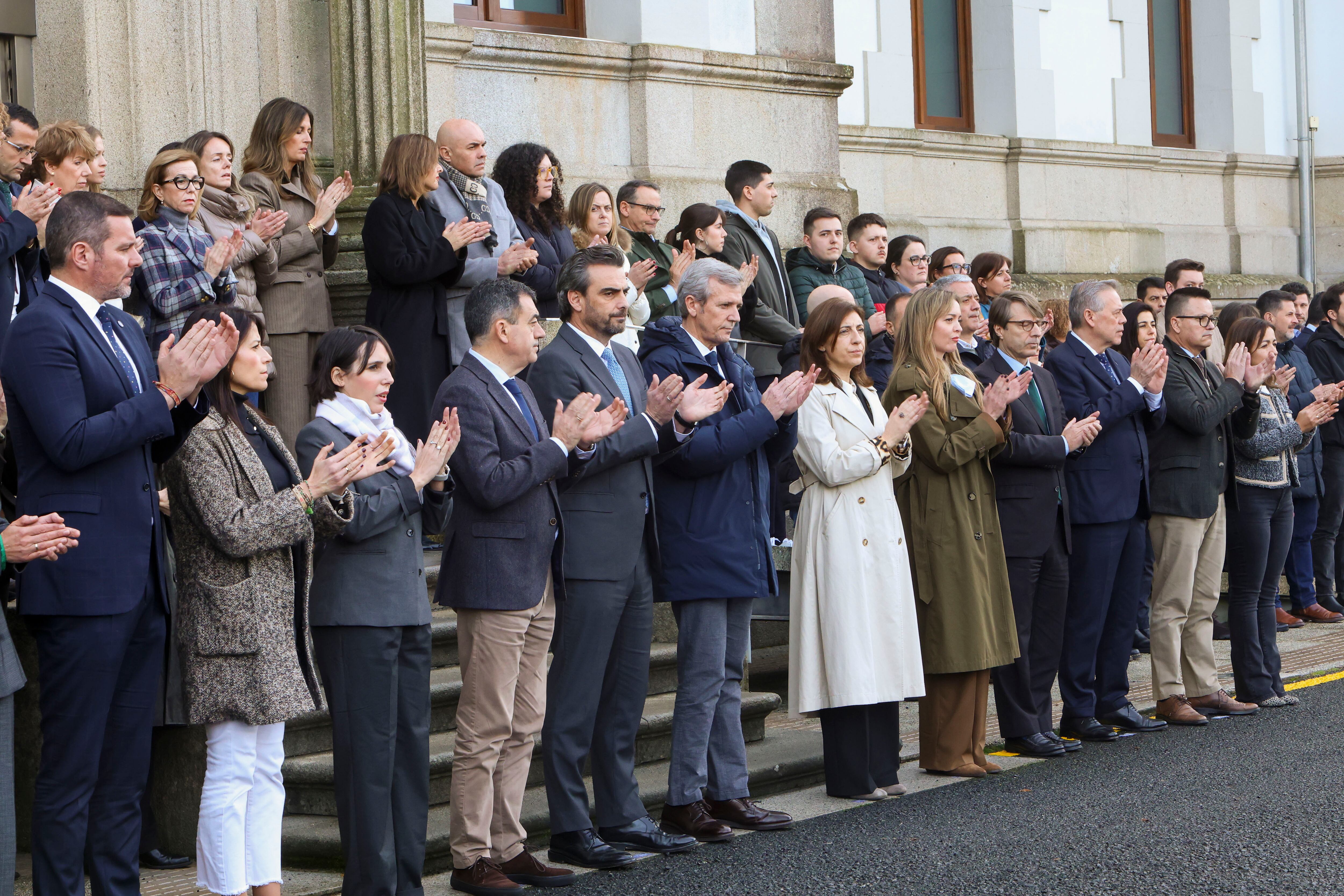 SANTIAGO DE COMPOSTELA, 19/01/2026.- El presidente da Xunta, Alfonso Rueda, acompañado por otros miembros del Gobierno gallego, ha participado este lunes en San Caetano en el minuto de silencio en recuerdo de las víctimas del accidente ferroviario de Adamuz (Córdoba). EFE/Xoán Rey