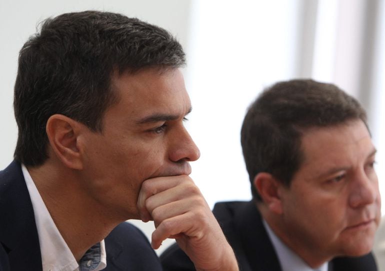 GRA108. PUERTOLLANO (CIUDAD REAL), 14/10/2015.- El secretario general del PSOE y candidato a la Presidencia del Gobierno en las elecciones generales de diciembre, Pedro Sánchez (i), junto al presidente de Castilla-La Mancha, Emiliano García-Page (d), durante la reunión que ha mantenido hoy con representantes sindicales de Elcogas. EFE/Mariano Cieza Moreno