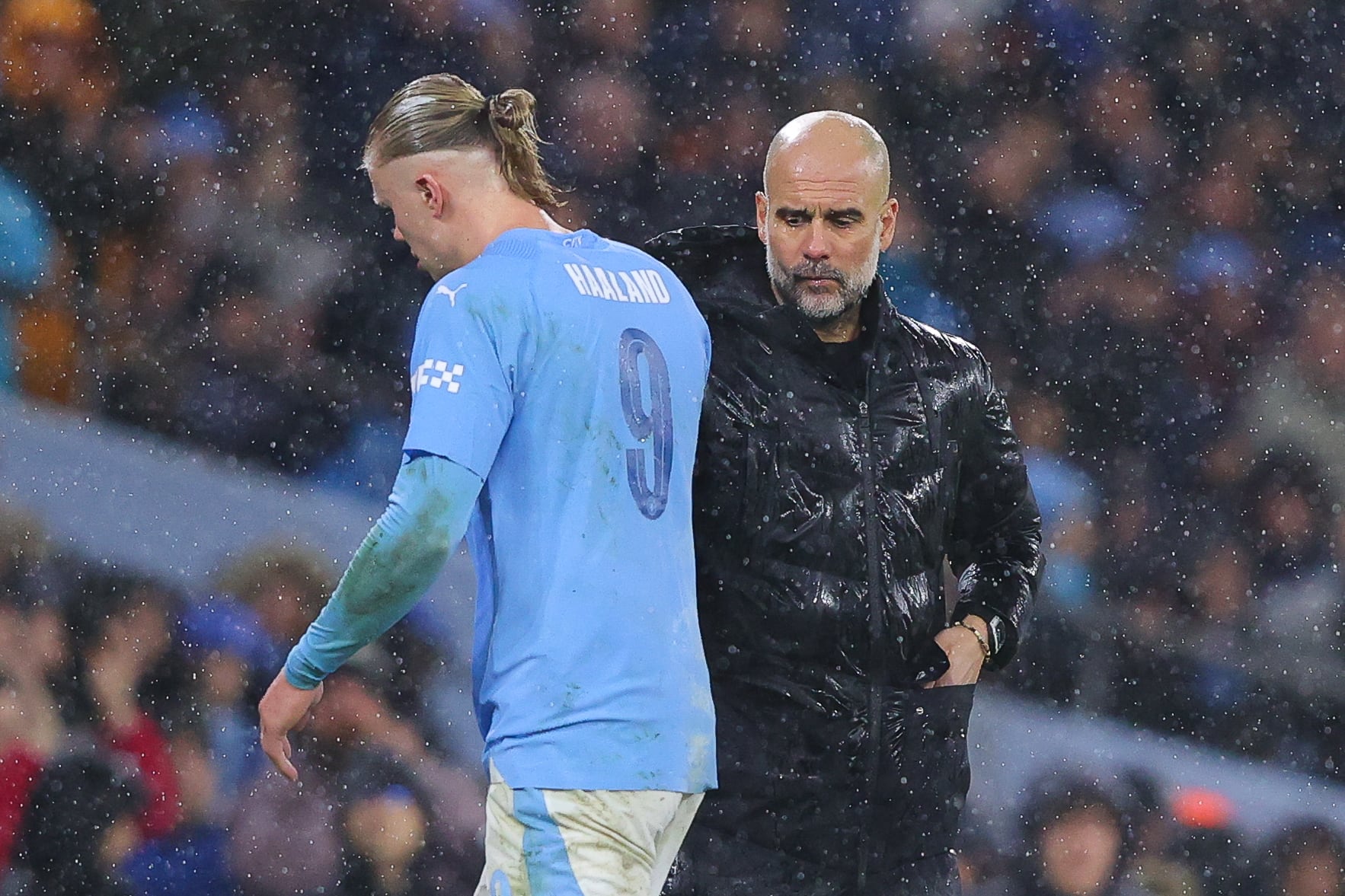 Pep Guardiola y Erling Haaland durante una sustitución del noruego