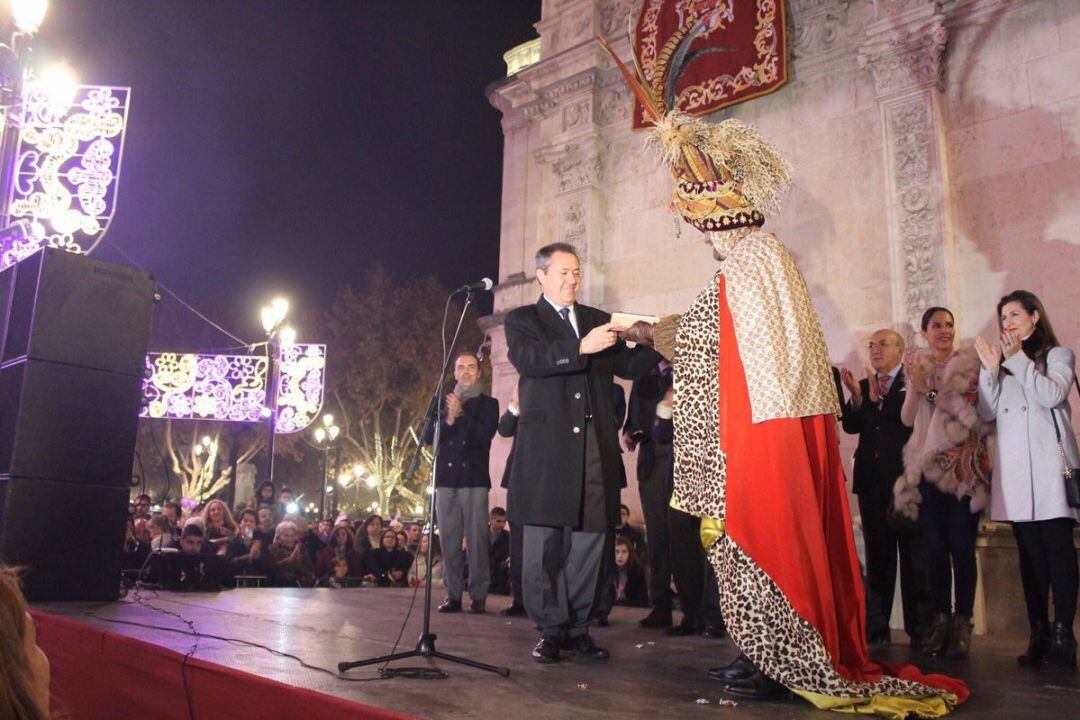 Imagen de archivo del alcalde de Sevilla, Juan Espadas, entregando las Llaves de la Ciudad al Heraldo de los Reyes Magos