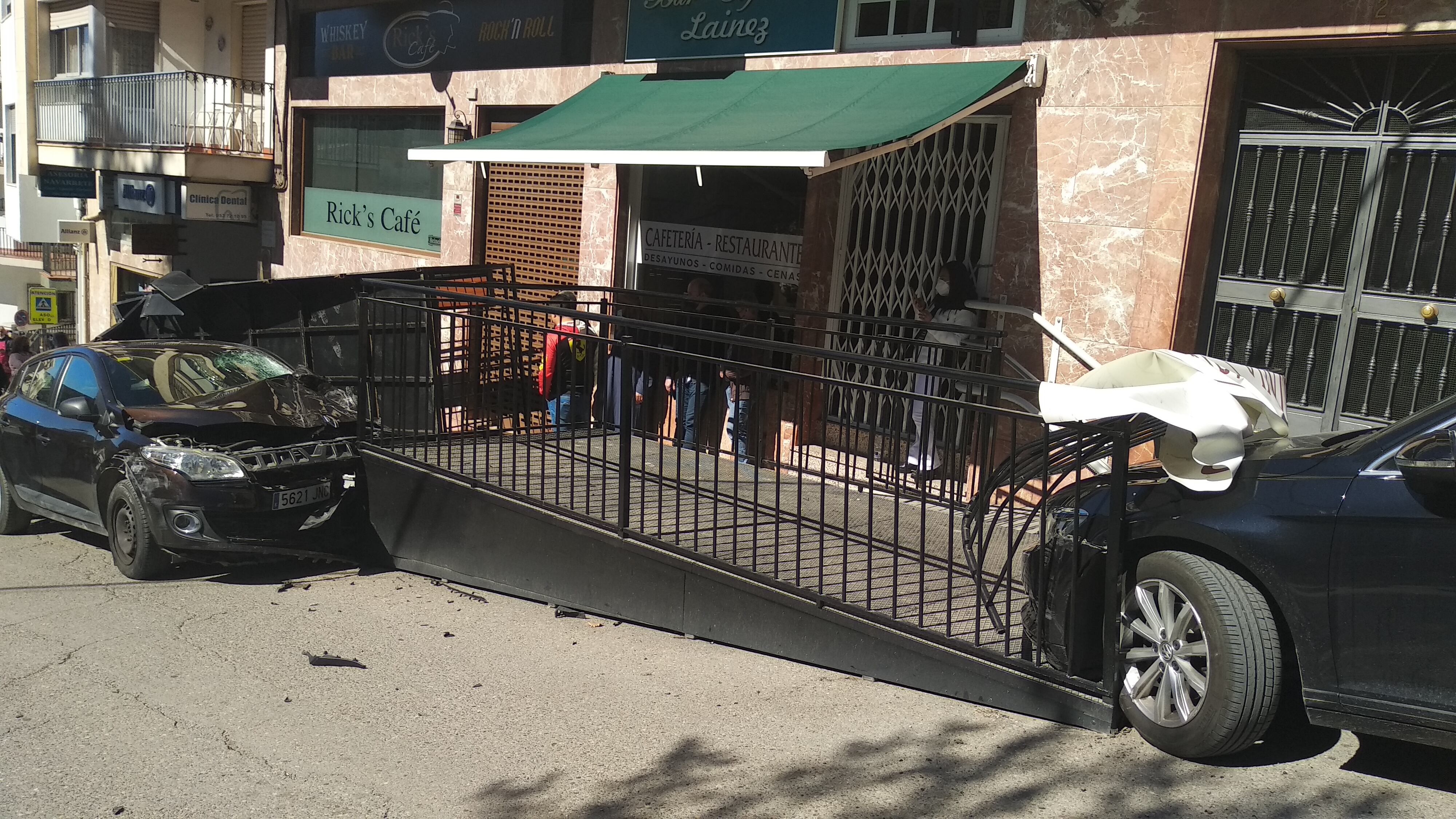 Un vehículo sin control se ha llevado por delante una terraza de un bar