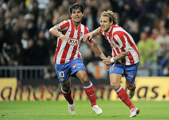 Agüero y Forlán celebran un gol del argentino