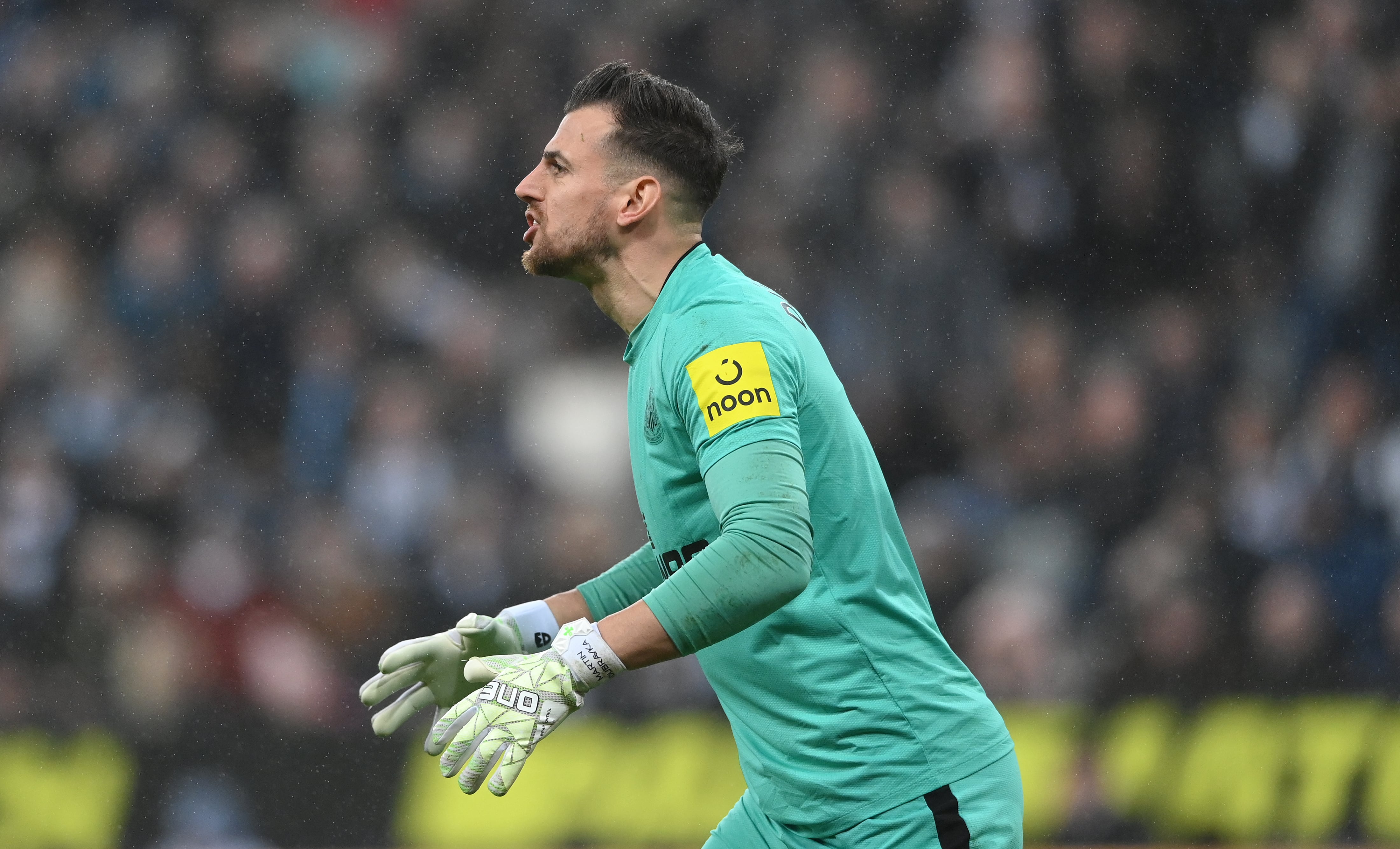 Dubravka, con el Newcastle United ante el Liverpool.