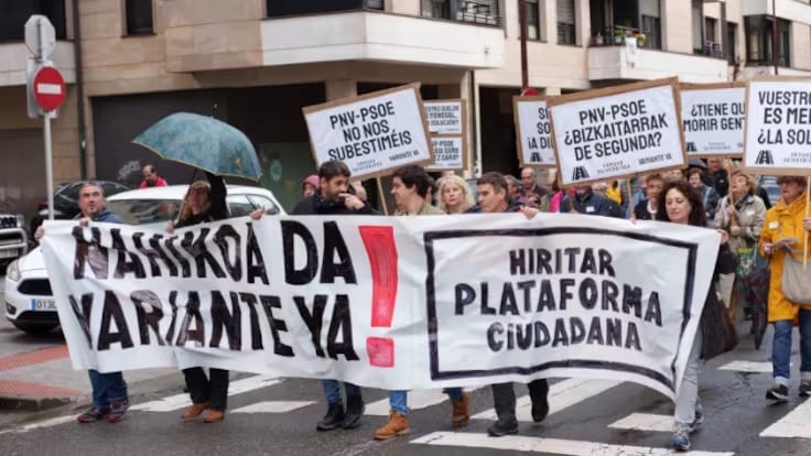 Imagen de una movilización anterior en favor de la finalización de la variante de Ermua