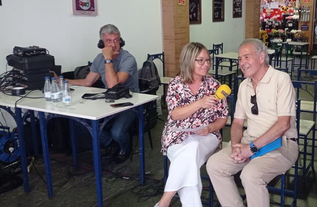 Isidoro Moreno presidente de la Asociación cultural peña sevillista de Triana, galardonado por sus 65 años de vida y Mar Badía