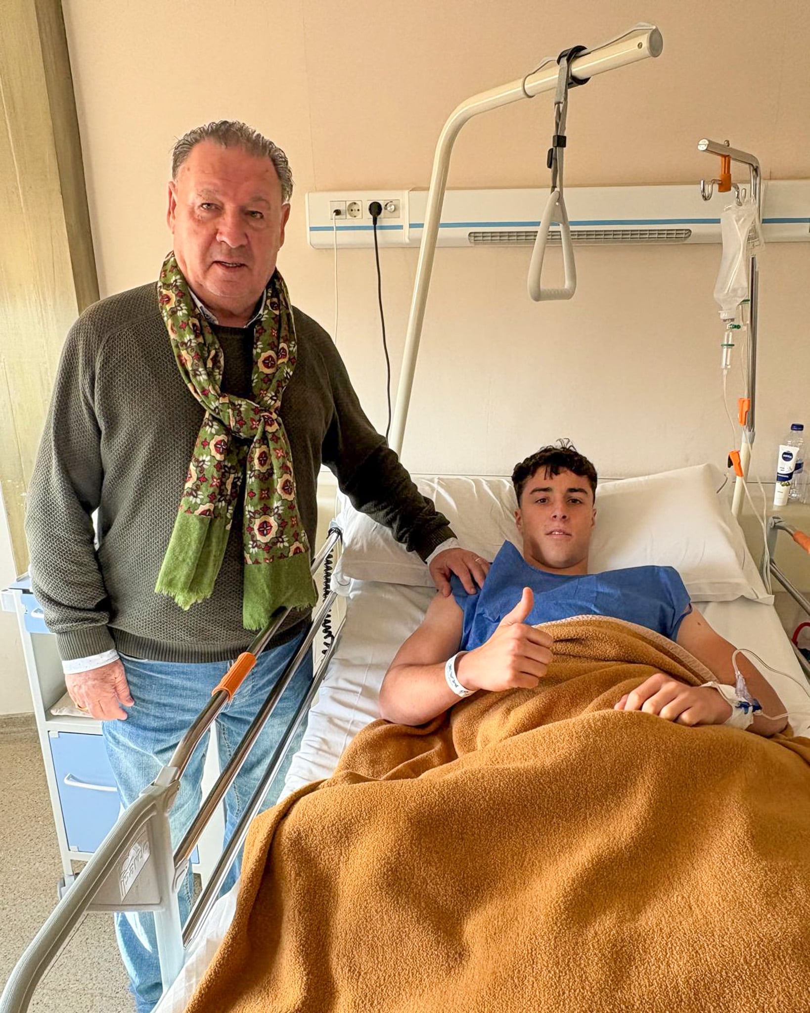 Agustín Lasaosa con Raúl Ojeda tras la operación del delantero del Huesca B