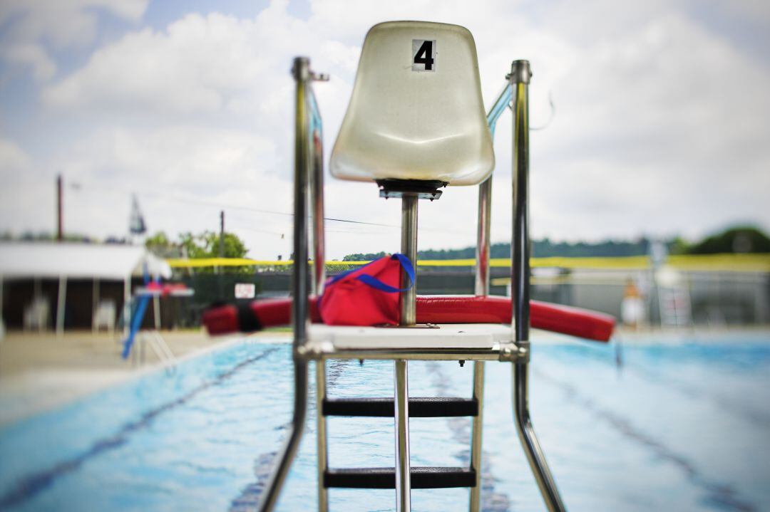 Puesto de socorrista en una piscina