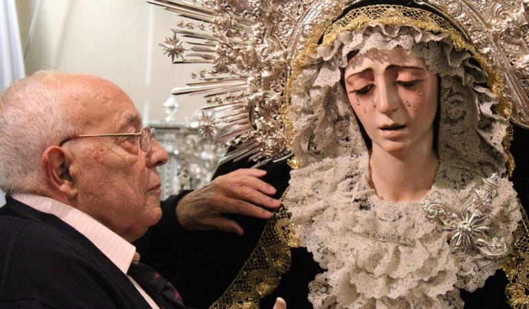 Pepe Garduño ante la Virgen de La Estrella, unas de sus imágenes de referencia