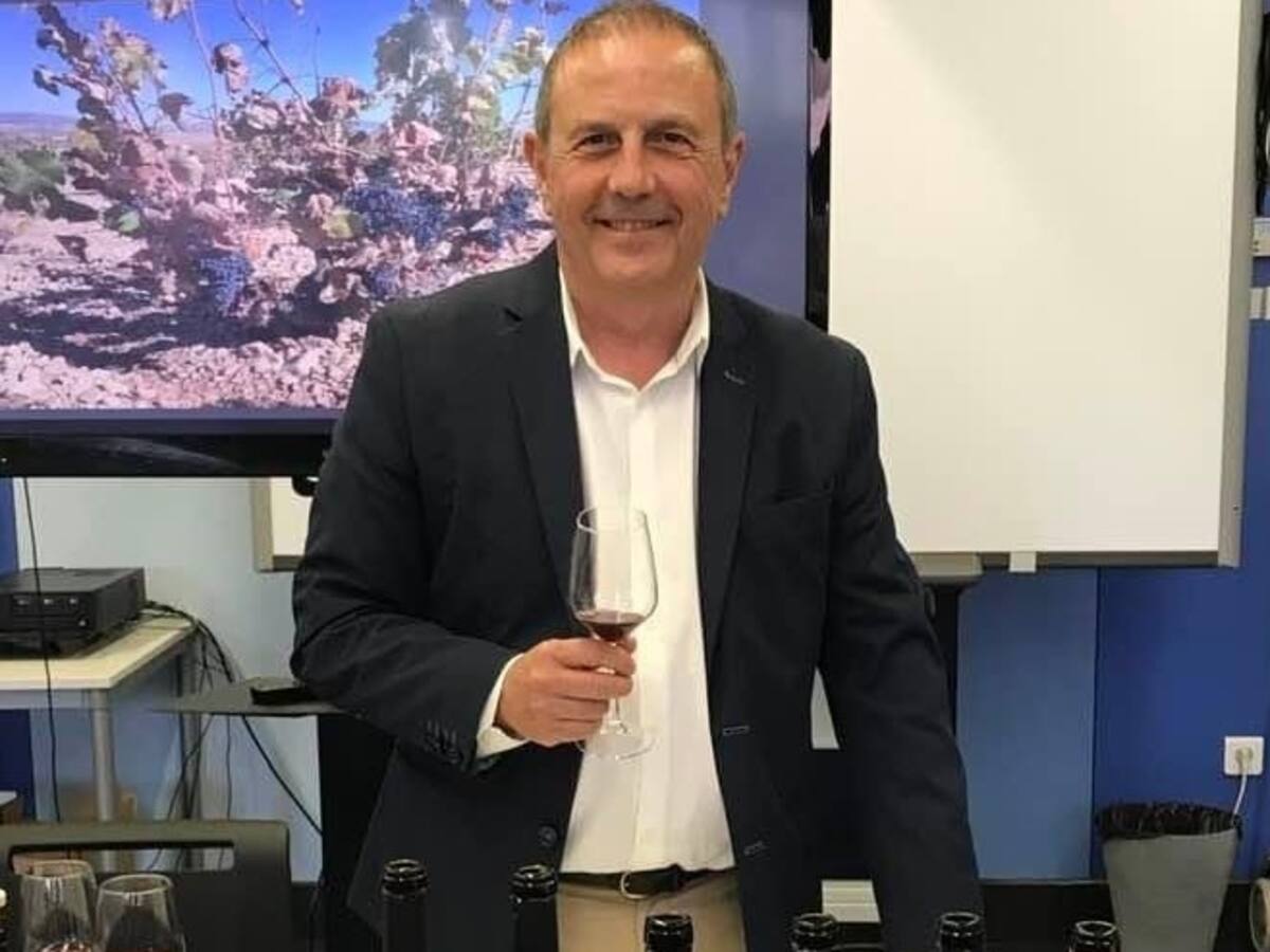 Rafael Poveda, enólogo y escritor monovero: «El alcalde de Elda debería declarar al “mezclaíco” como Patrimonio de la Humanidad»