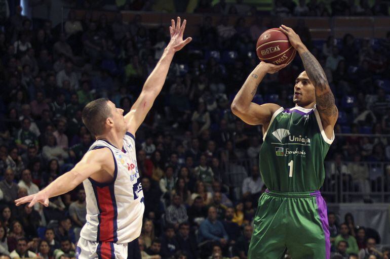 Edwin Jackson intenta un llençament amb la samarreta d&#039;Unicaja.