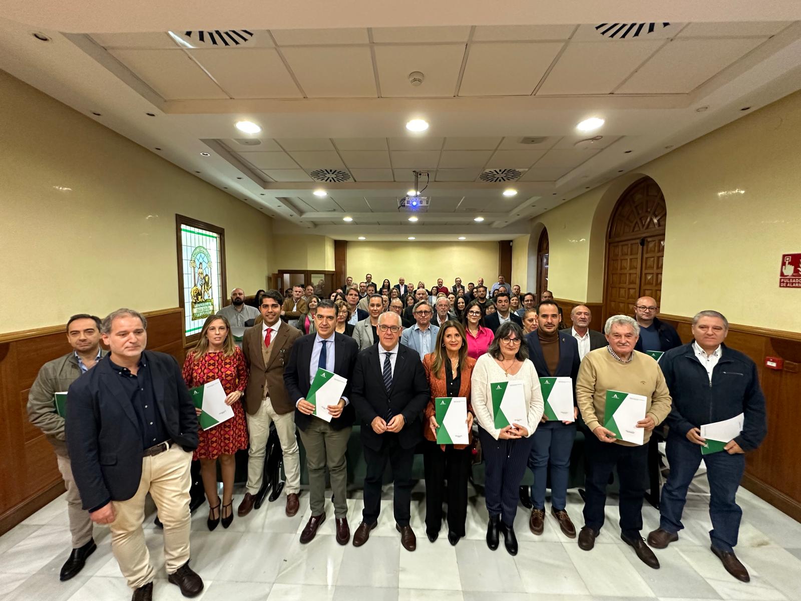 Foto de familia con el delegado de la Junta Jesús Estrella, y la alcaldesa de Jódar en primer fila