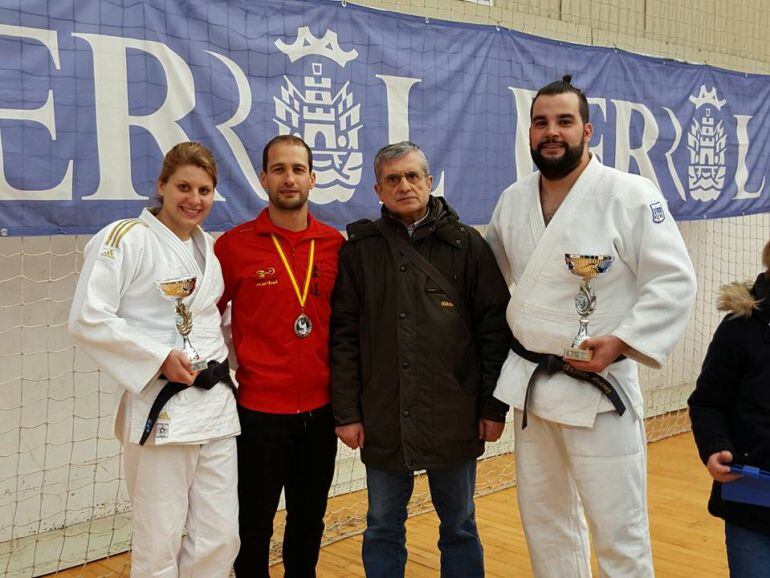 El maestro Montero con sus judokas al fiinalizar la éxitosa competición