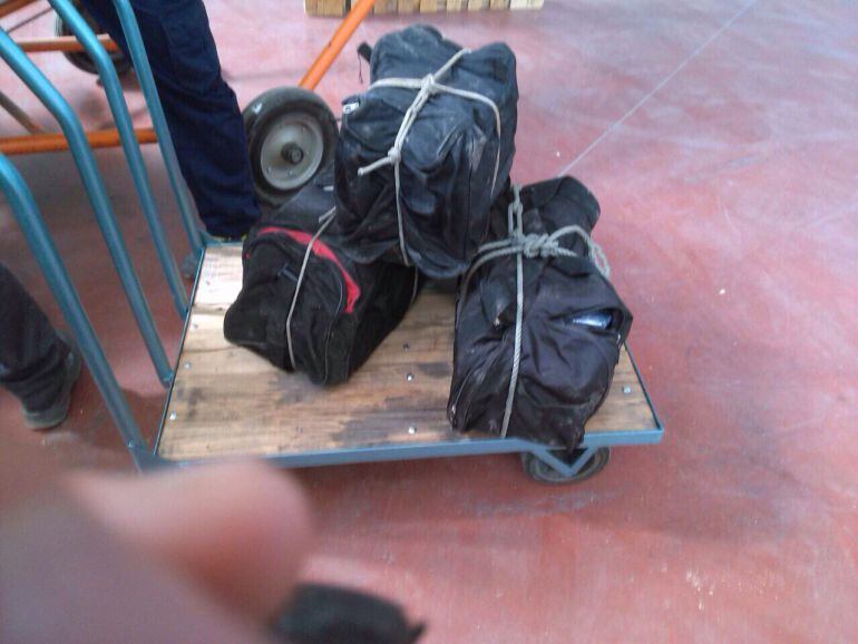 Parte del alijo de droga descubierto por la Guardia Civil.