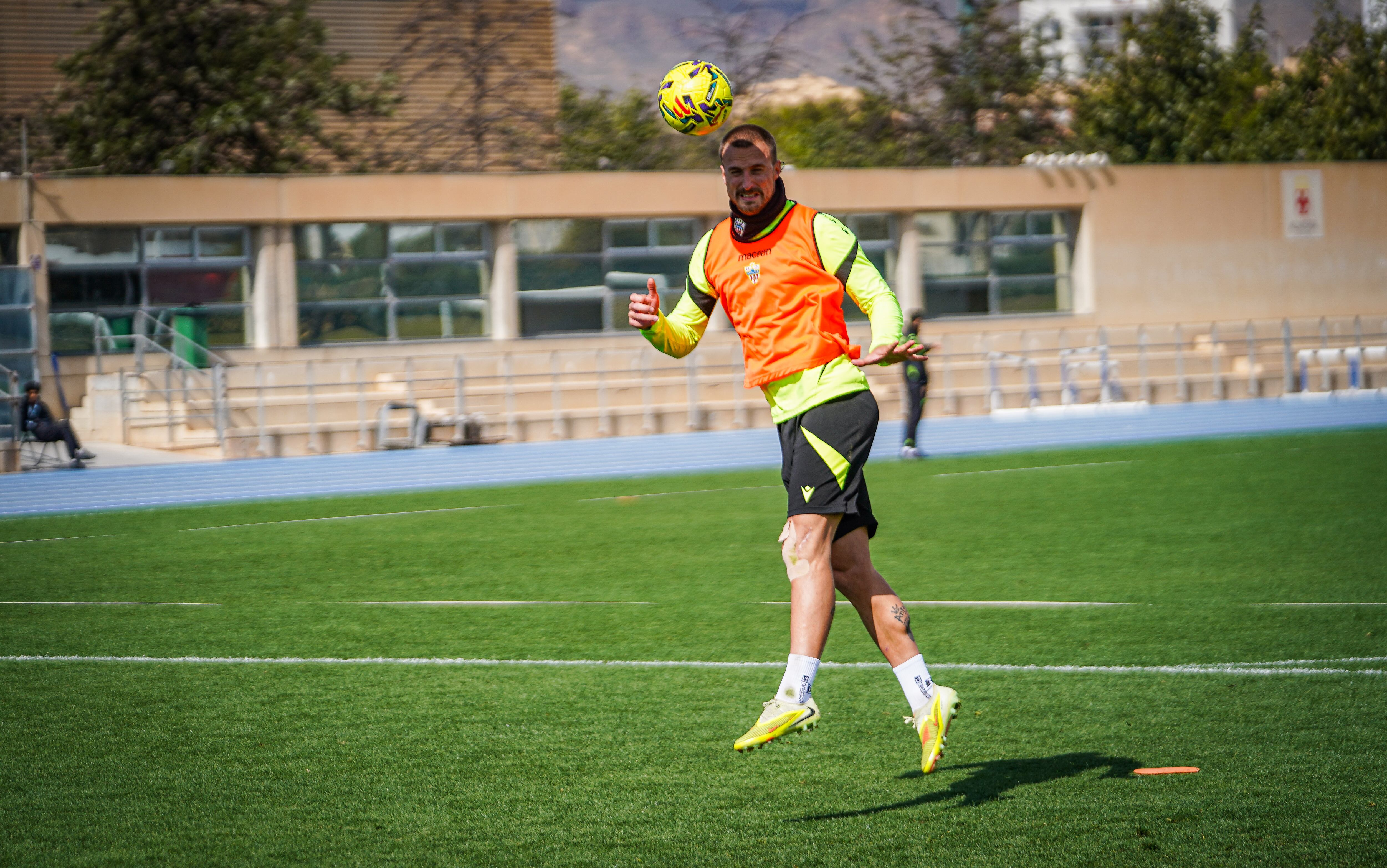 Un futbolista de categoría, que da otro empaque a la defensa del Almería.