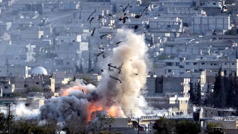 Vista de una explosión en Kobane, Siria  