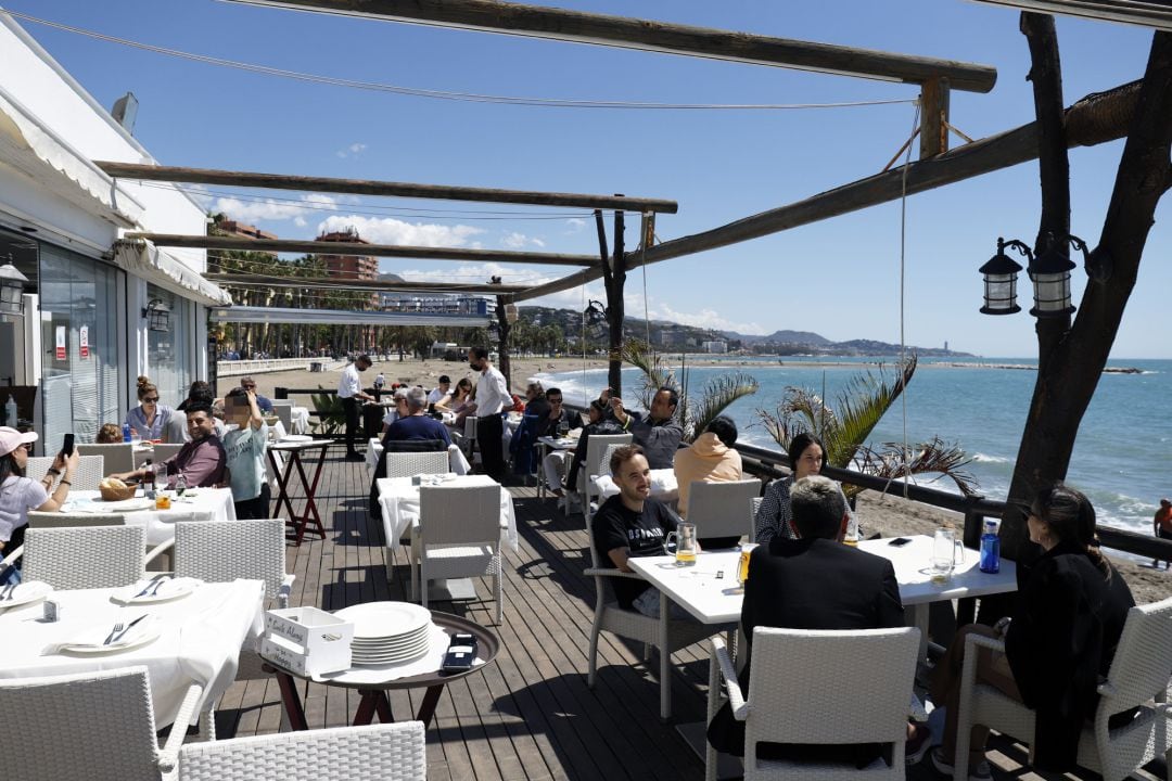 Un bar frente a la playa de la Malagueta (Málaga)