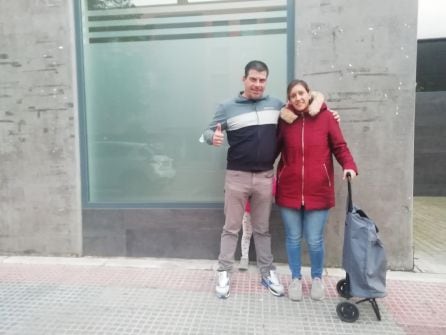 Rada y Mar, con su pequeña Iris escondida, sonriendo tras haber firmado un nuevo contrato de alquiler sin que la subida se duplique.