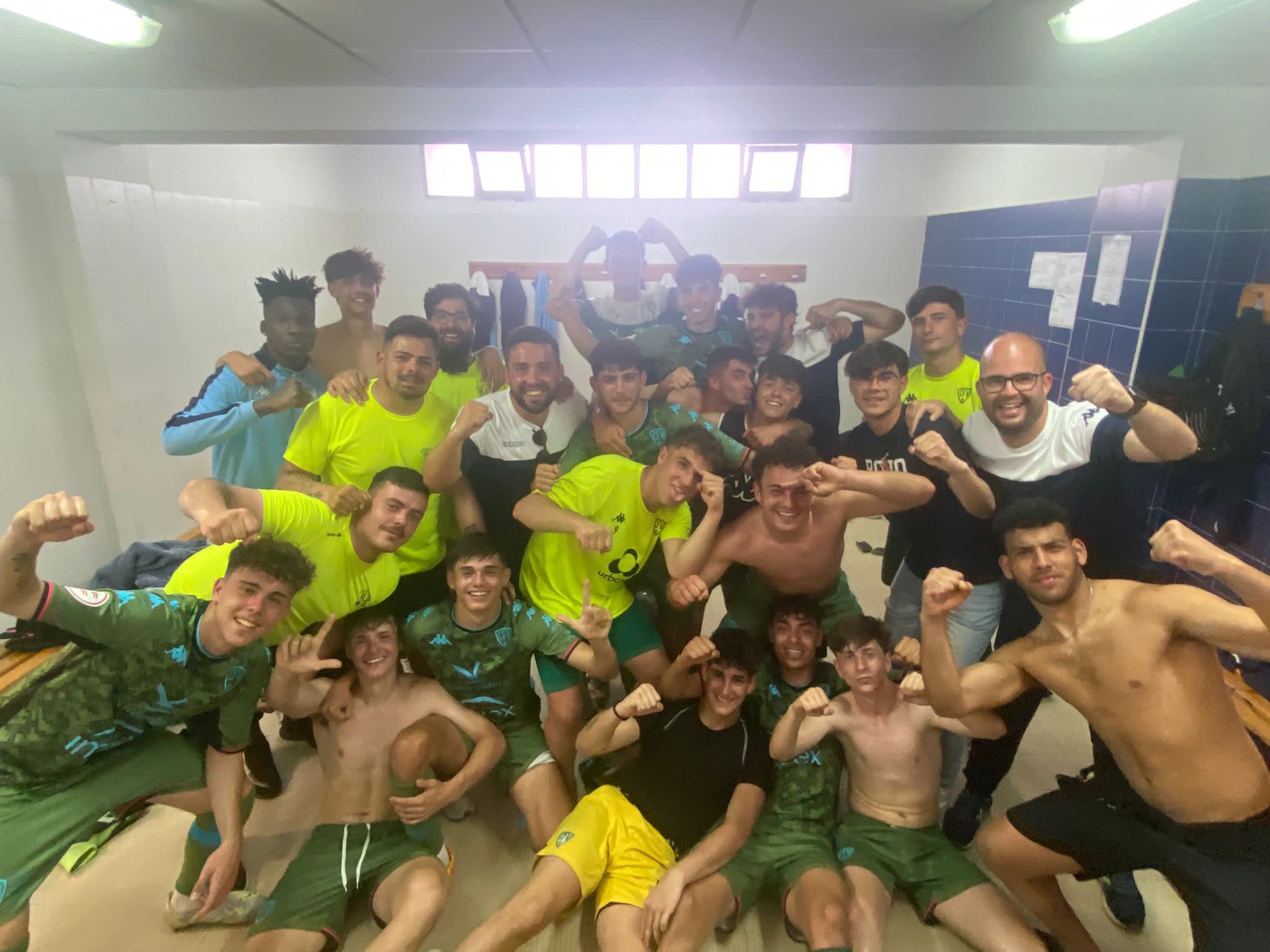 La plantilla de La Cruz Villanovense celebra la goleada a la Gimnástica Segoviana por 3-0.