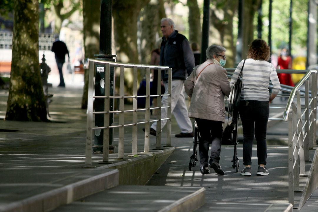 Dos mujeres pasean en un parque de San Sebastián