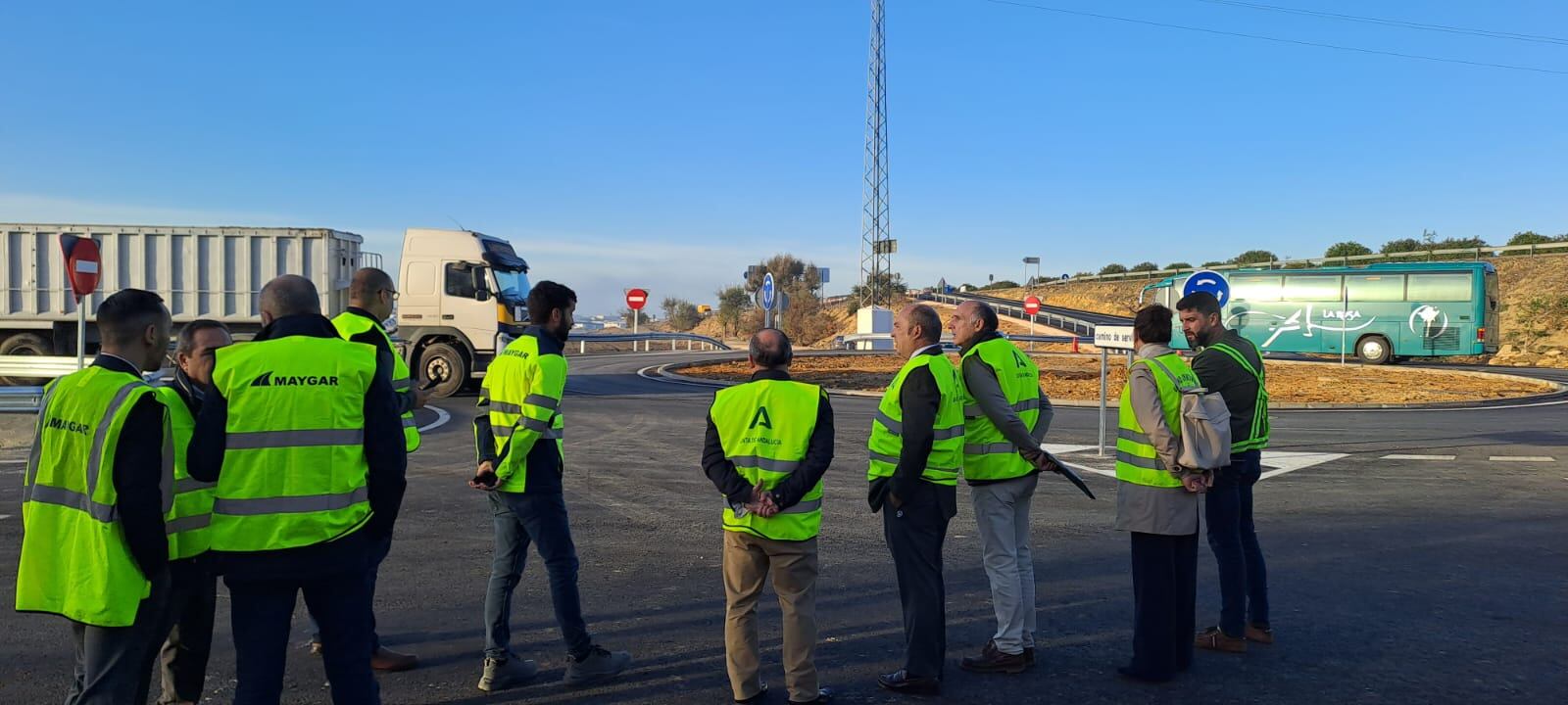 La Consejería de Fomento ha construido una glorieta con la que se elimina un cruce peligroso con la carretera Arahal-Morón.