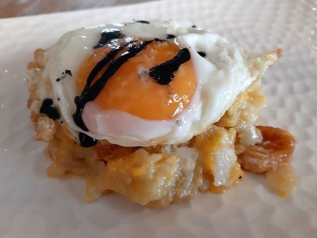 Patatas revolconas con calamares fritos y huevo frito