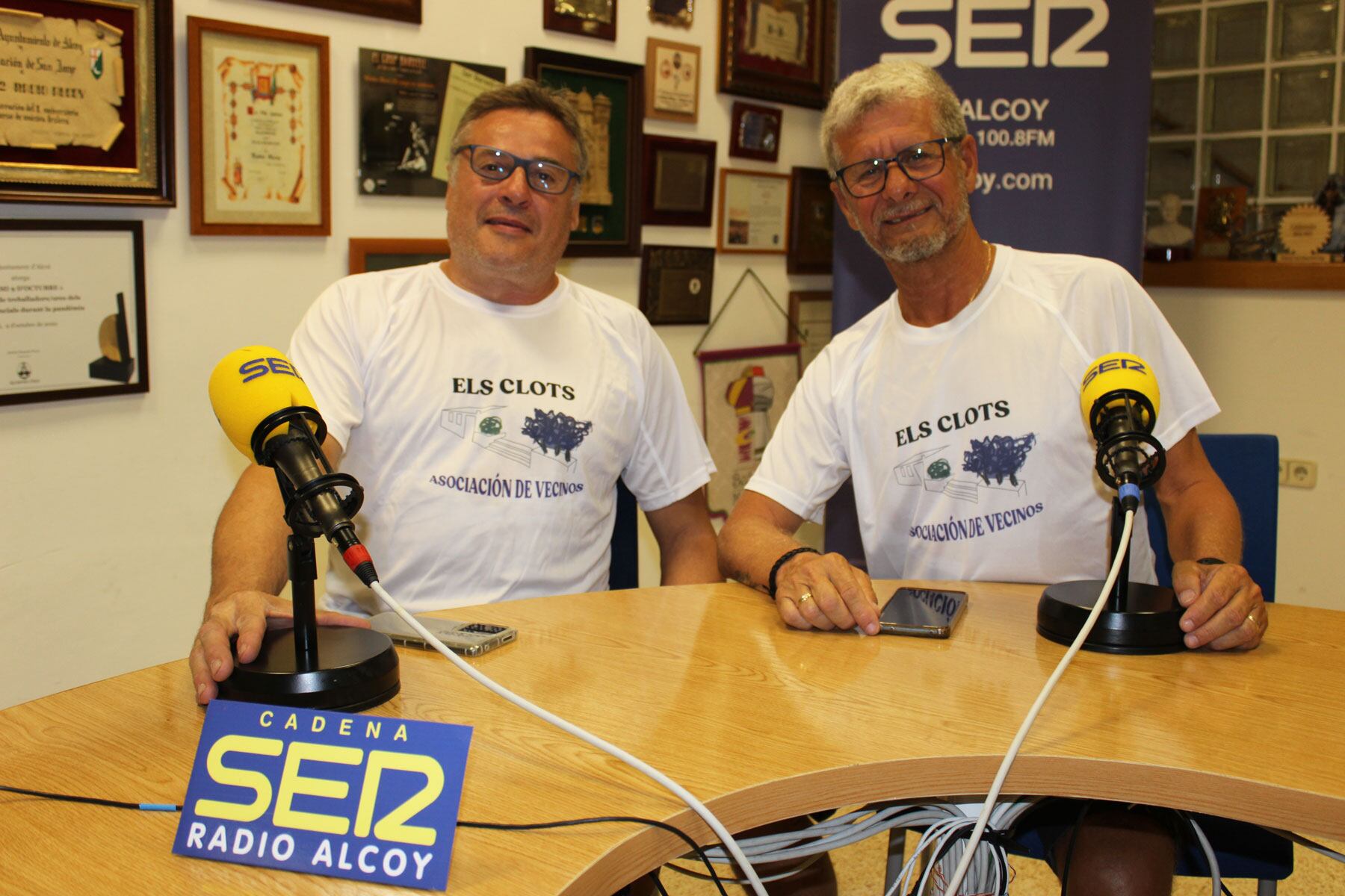 Alfonso Navarrete y Eugenio Villahermosa, en el estudio central de Radio Alcoy