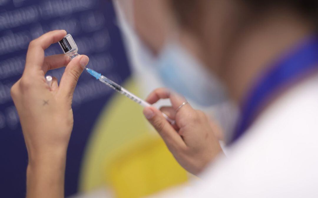 Una sanitaria recarga una dosis de la vacuna contra la COVID-19