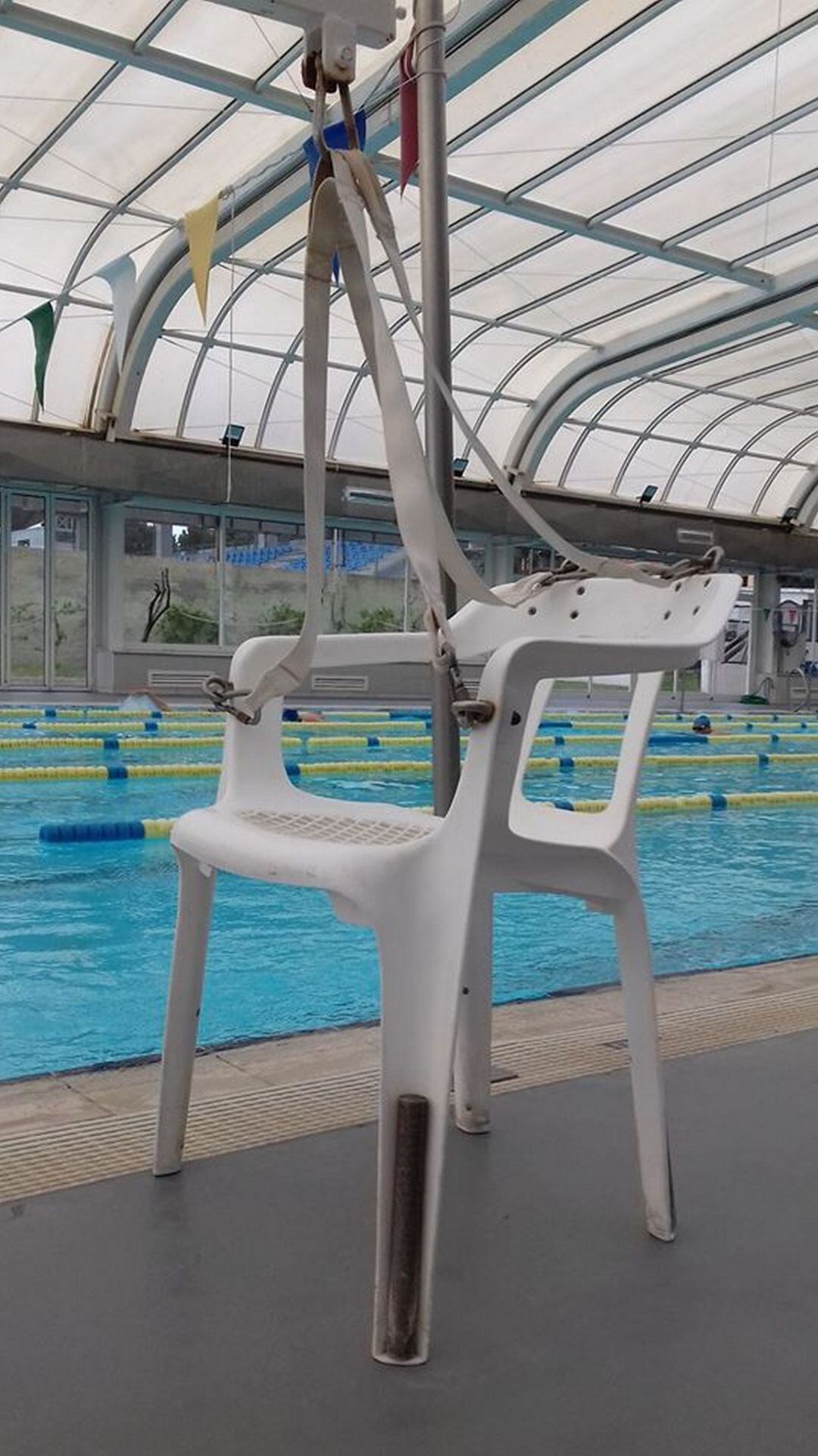 Arneses en una silla de plástico para las personas con discapacidad