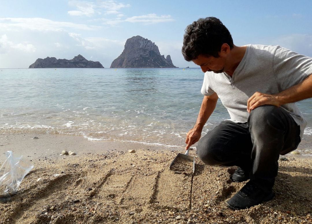 Imagen de archivo durante una jornada de limpieza de microplásticos en Cala d&#039;Hort