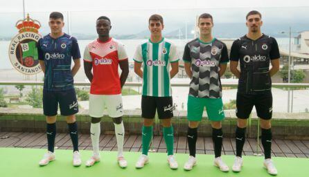 Las 2 equipaciones de portero (laterales) y las de 3 de jugadores de campo