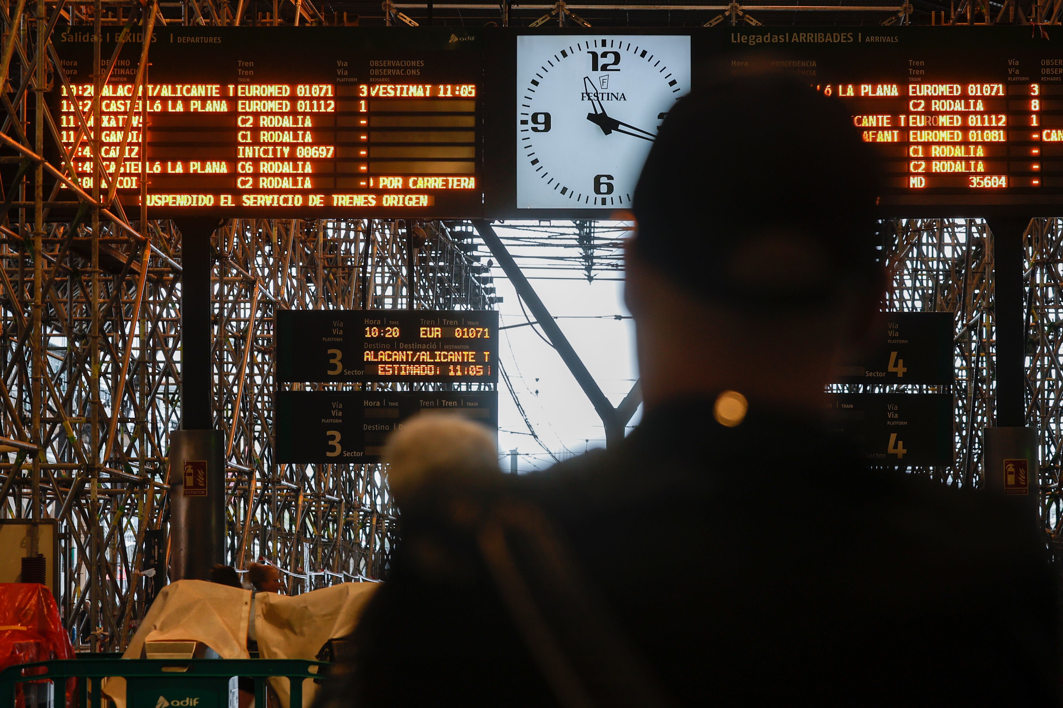 GRAFCVA9746. VALENCIA, 13/10/2025.- Una persona aguarda en la Estación del norte durante este lunes en el que las condiciones meteorológicas adversas que afectan a la provincia de Tarragona han obligado a suspender las salidas de los trenes con origen Barcelona y Valencia del Corredor Mediterráneo a causa de las acumulaciones de agua en la vía con afectación para 17 trenes y más de 3.000 viajeros. EFE/Manuel Bruque