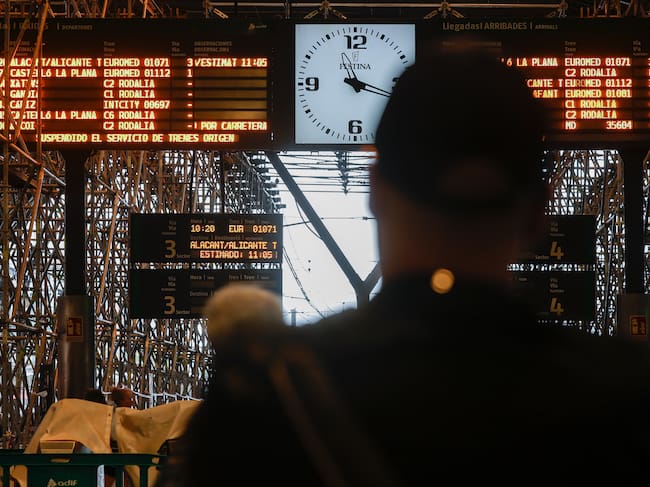 GRAFCVA9746. VALENCIA, 13/10/2025.- Una persona aguarda en la Estación del norte durante este lunes en el que las condiciones meteorológicas adversas que afectan a la provincia de Tarragona han obligado a suspender las salidas de los trenes con origen Barcelona y Valencia del Corredor Mediterráneo a causa de las acumulaciones de agua en la vía con afectación para 17 trenes y más de 3.000 viajeros. EFE/Manuel Bruque