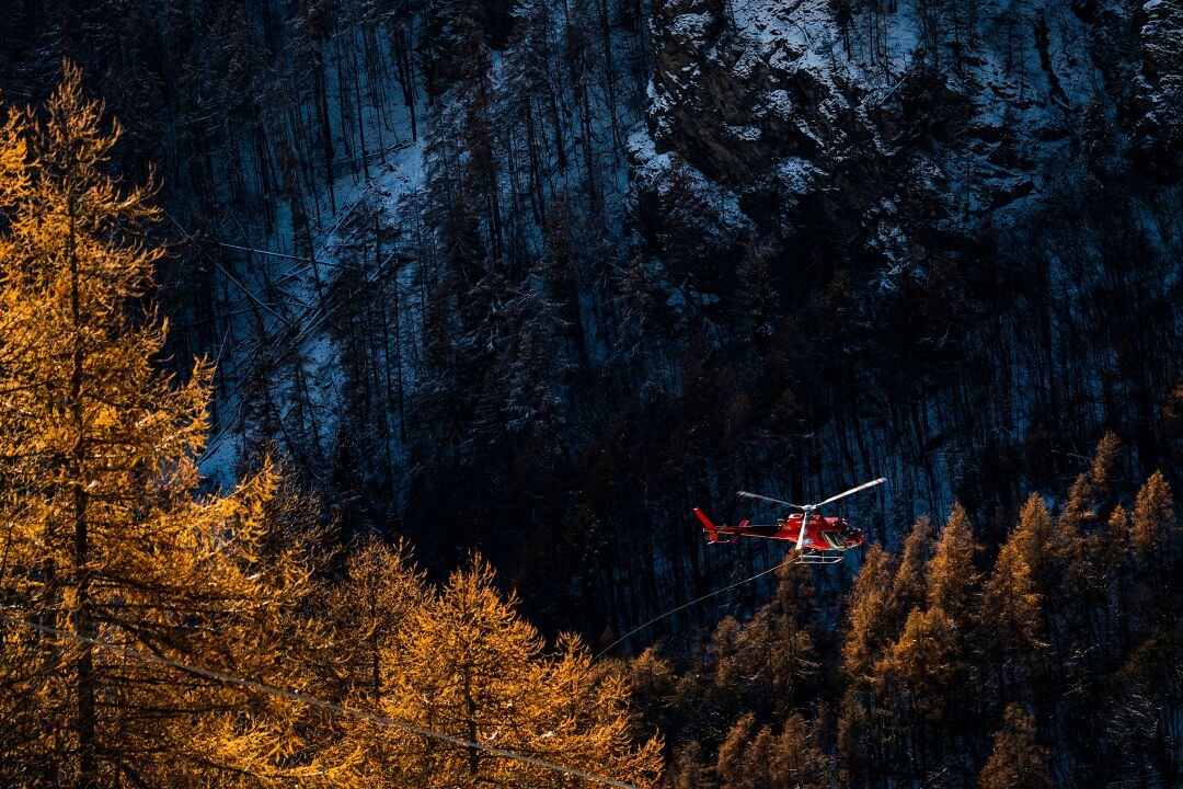 Imagen de archivo: un helicóptero sobrevuela los Alpes italianos