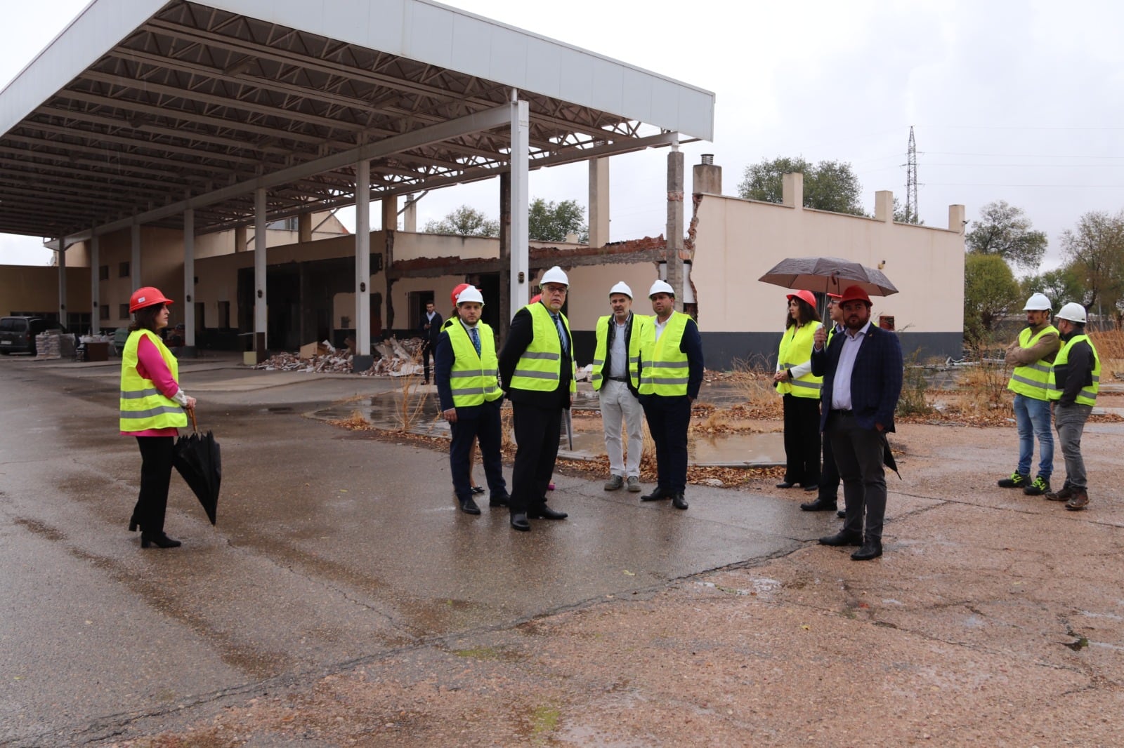 Imagen de la visita de Nacho Hernando, consejero de Fomento de Castilla-La Mancha, a las obras de remodelación de la Estación de Autobuses de Manzanares (Ciudad Real)