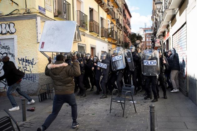 Los senegaleses que se han concentrado en la Plaza Nelson Mandela del barrio madrileño de Lavapiés han intentado agredir y obligado a refugiarse en un bar al cónsul de su país en Madrid, que ha sido rescatado por la Policía.