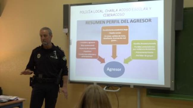 El policia, Juan Benavente explica mediante un power point de forma esquematica el perfil del agresor
