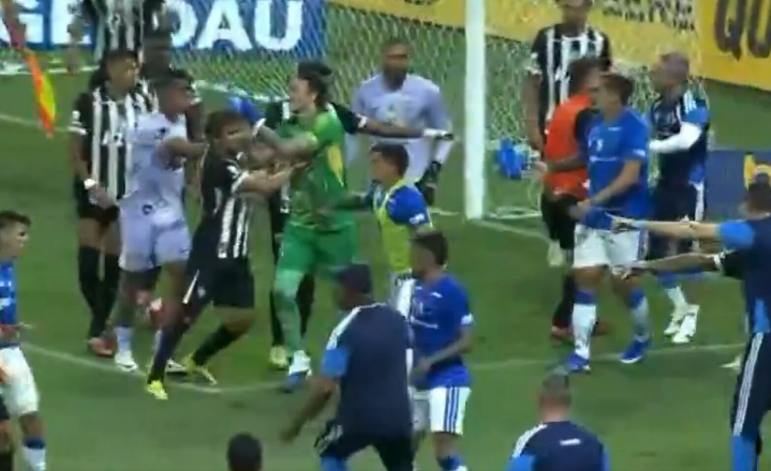 Momento en el que se inicia la pelea entre el Cruzeiro y el Atlético Mineiro