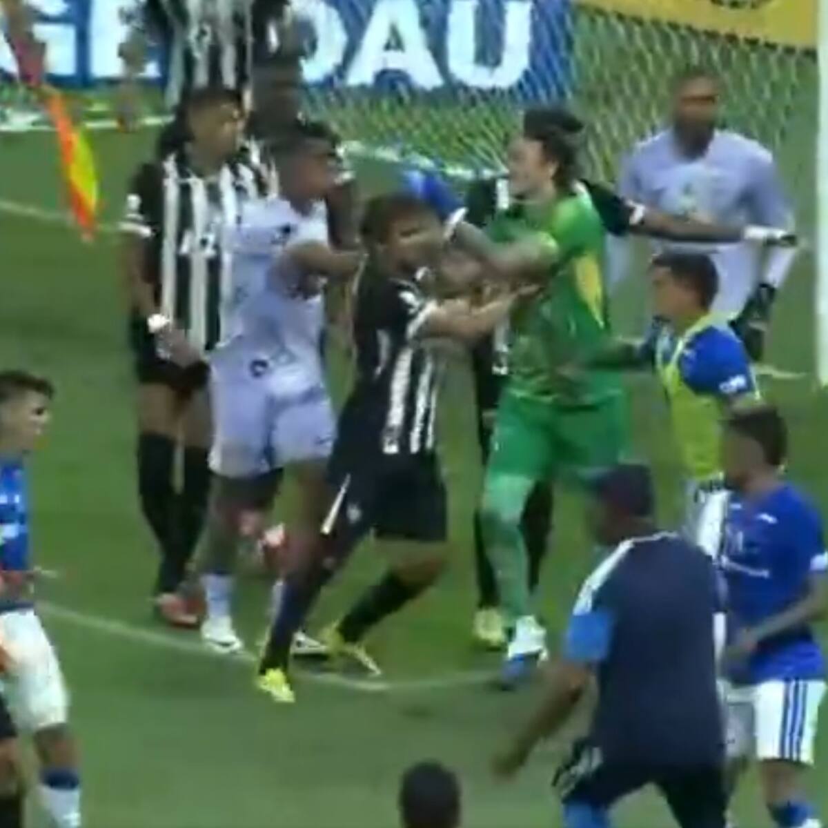 Brutal pelea en el fútbol brasileño que acaba con 23 expulsados