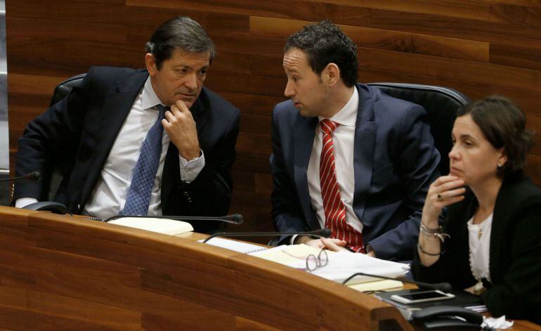 El presidente del Principado, Javier Fernández, junto a los consejeros de Presidencia y de Hacienda, durante el debate de las enmiendas de totalidad