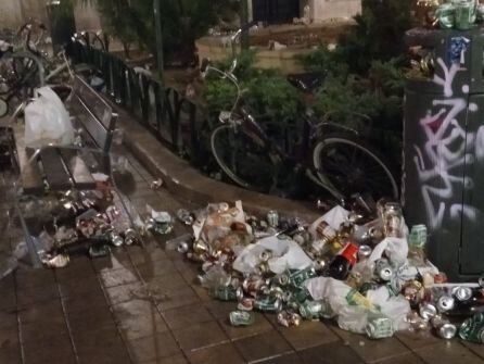 Imágenes del barrio de Benimaclet lleno de suciedad tras el botellón de este domingo de madrugada.