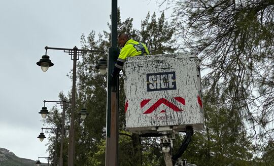 Un operario pintando una de las farolas del Passeig Ovidi Montllor, en el barrio del Viaducto de Alcoy.
