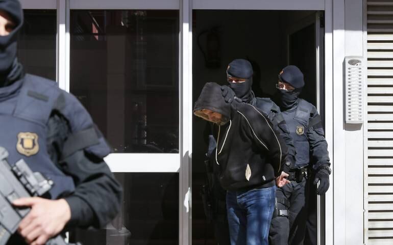 GRA032 SABADELL (BARCELONA), 08/04/2015.- Agentes de los Mossos d&#039;Esquadra custodian a una de las nueve personas que han sido detenidas en el marco de una operación contra el terrorismo yihadista que están llevando a cabo la policía catalana, coordinada por el juzgado número 1 de la Audiencia Nacional. EFE/Sussana Sáez