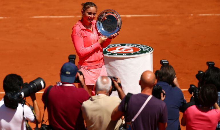 Paula Badosa posa con el trofeo de campeona de Roland Garros