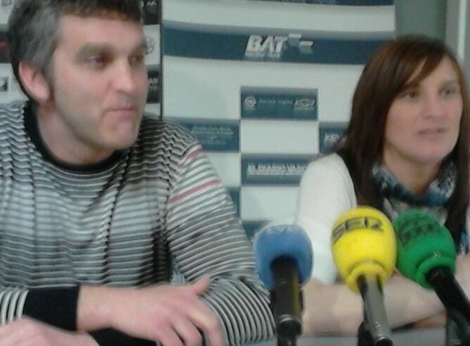 Imanol Álvarez y Tati Garmendia posan antes de la rueda de prensa en Bidebieta.